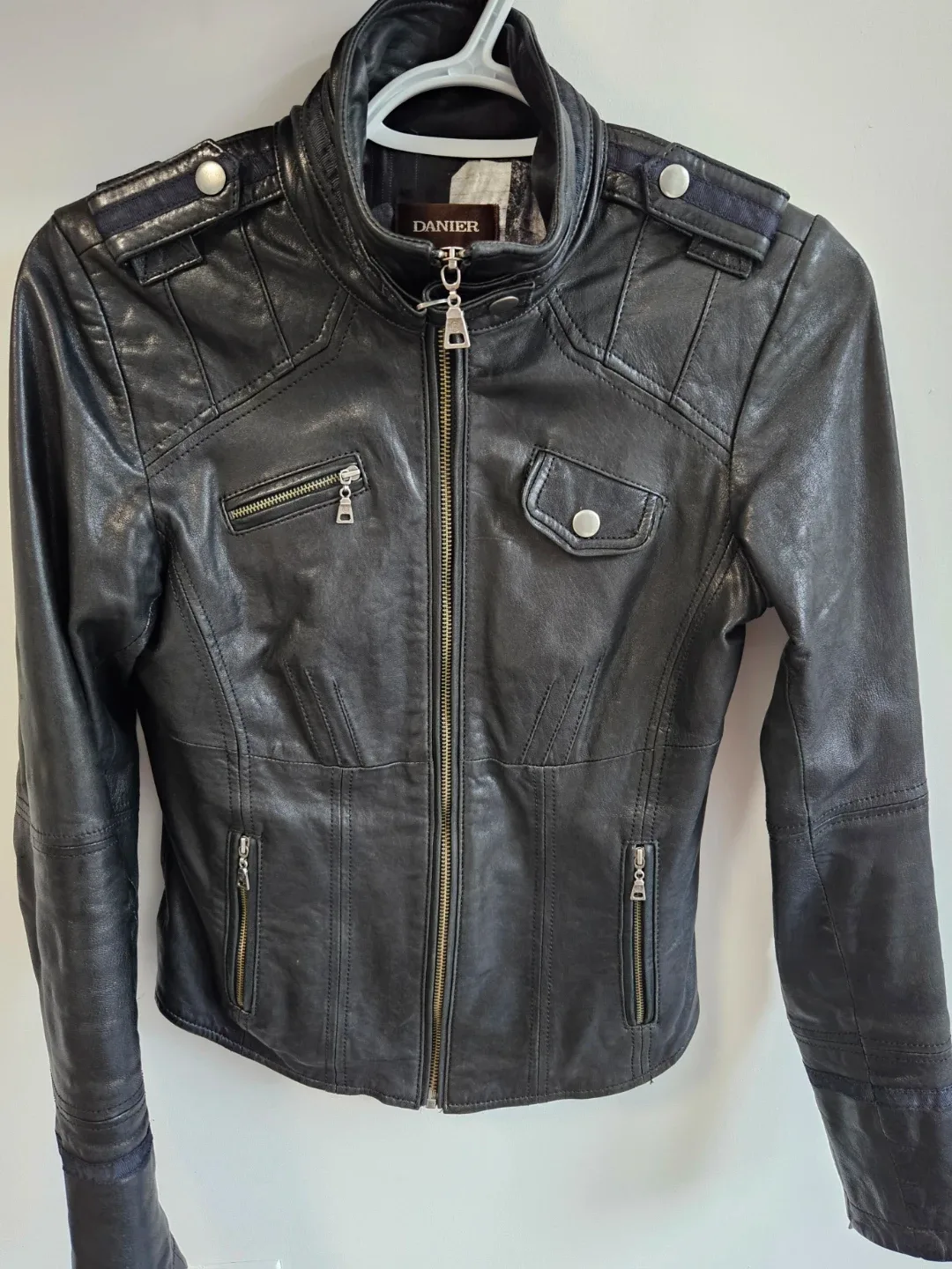 Danier Genuine Italian Leather Jacket - Size 4 image indicator(6)