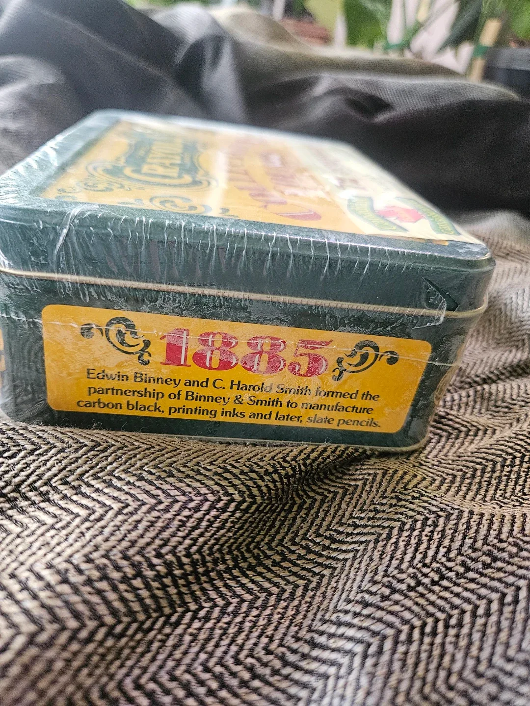 New Crayola Collector's Colors Limited Edition Tin image indicator(3)