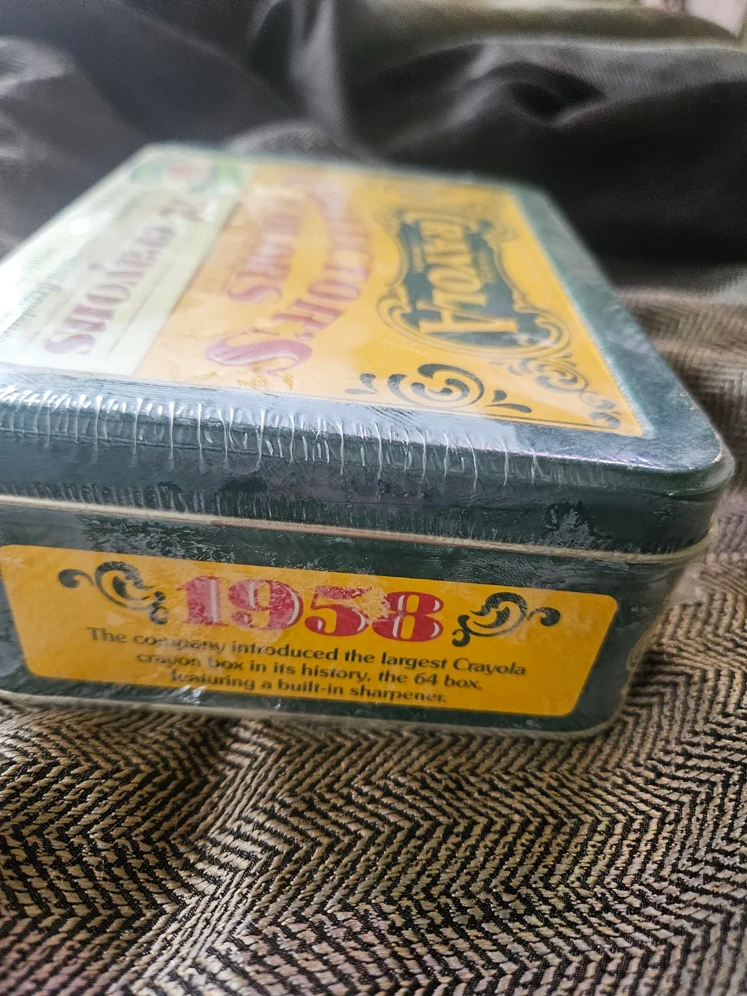 New Crayola Collector's Colors Limited Edition Tin image indicator(5)