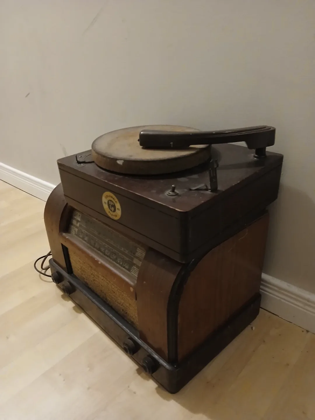 Vintage Columbia Record Player & Radio image indicator(2)