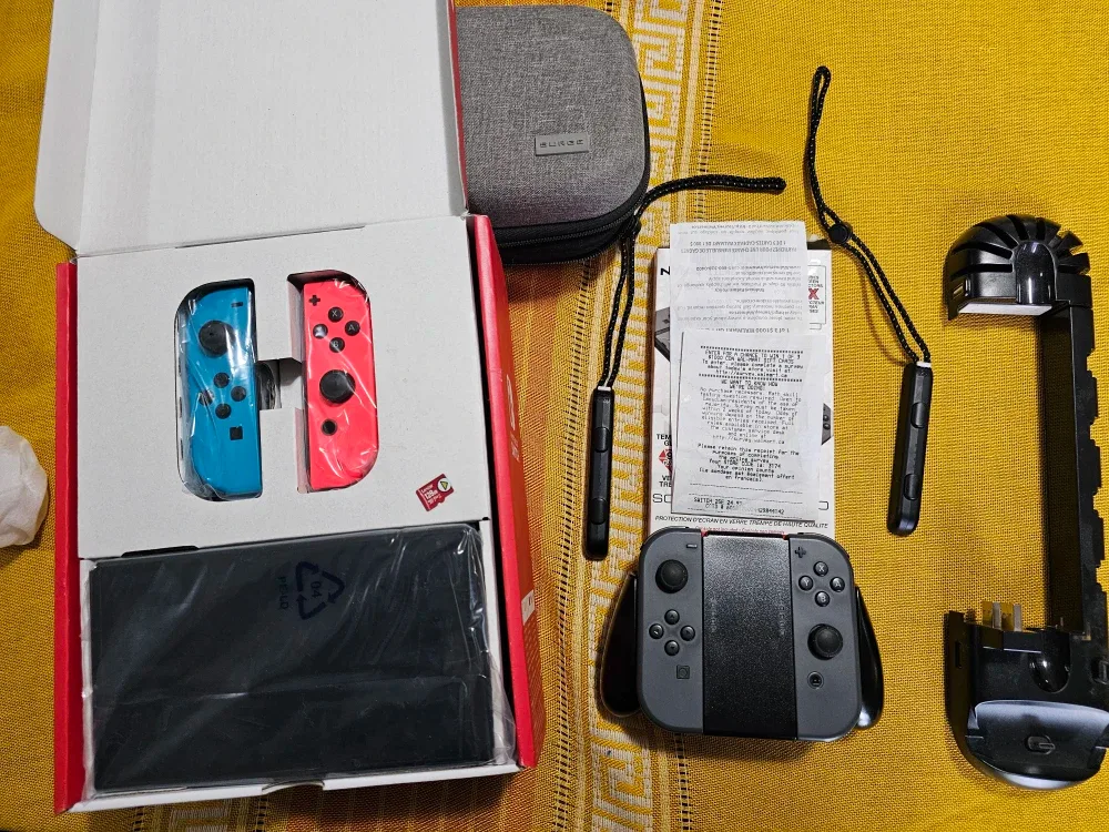 Nintendo Switch OLED bundle w/ accessories image indicator(3)