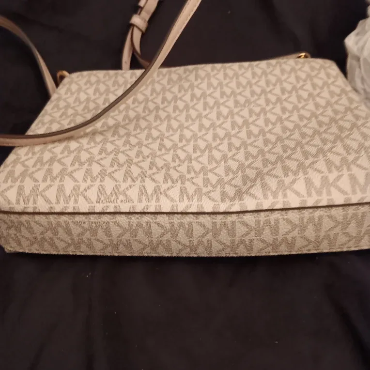 Michael Kors Crossbody Bag image indicator(6)