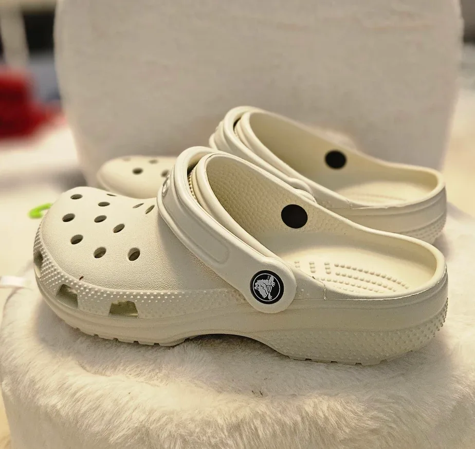 BNWT Crocs Classic Clog - Youth Size 4 image indicator(2)