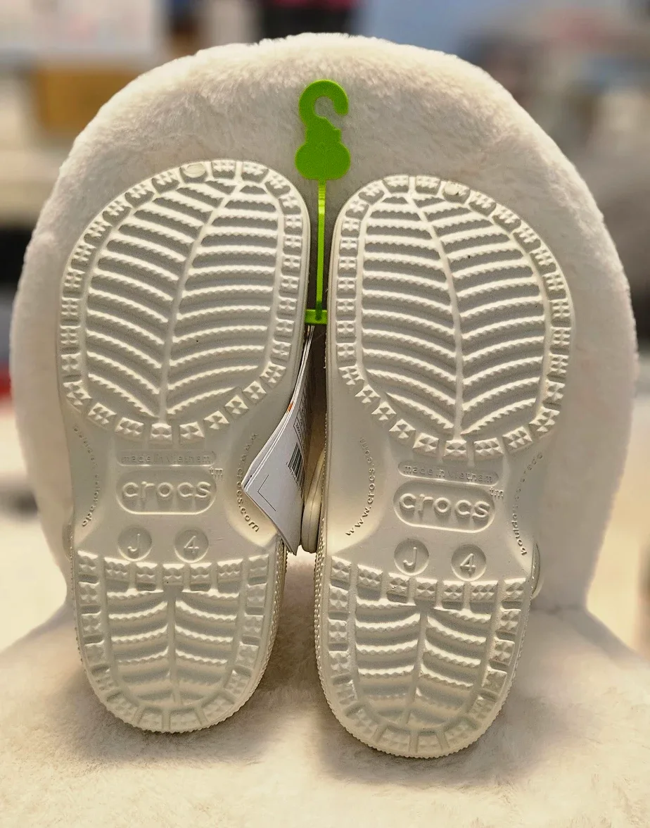 BNWT Crocs Classic Clog - Youth Size 4 image indicator(3)