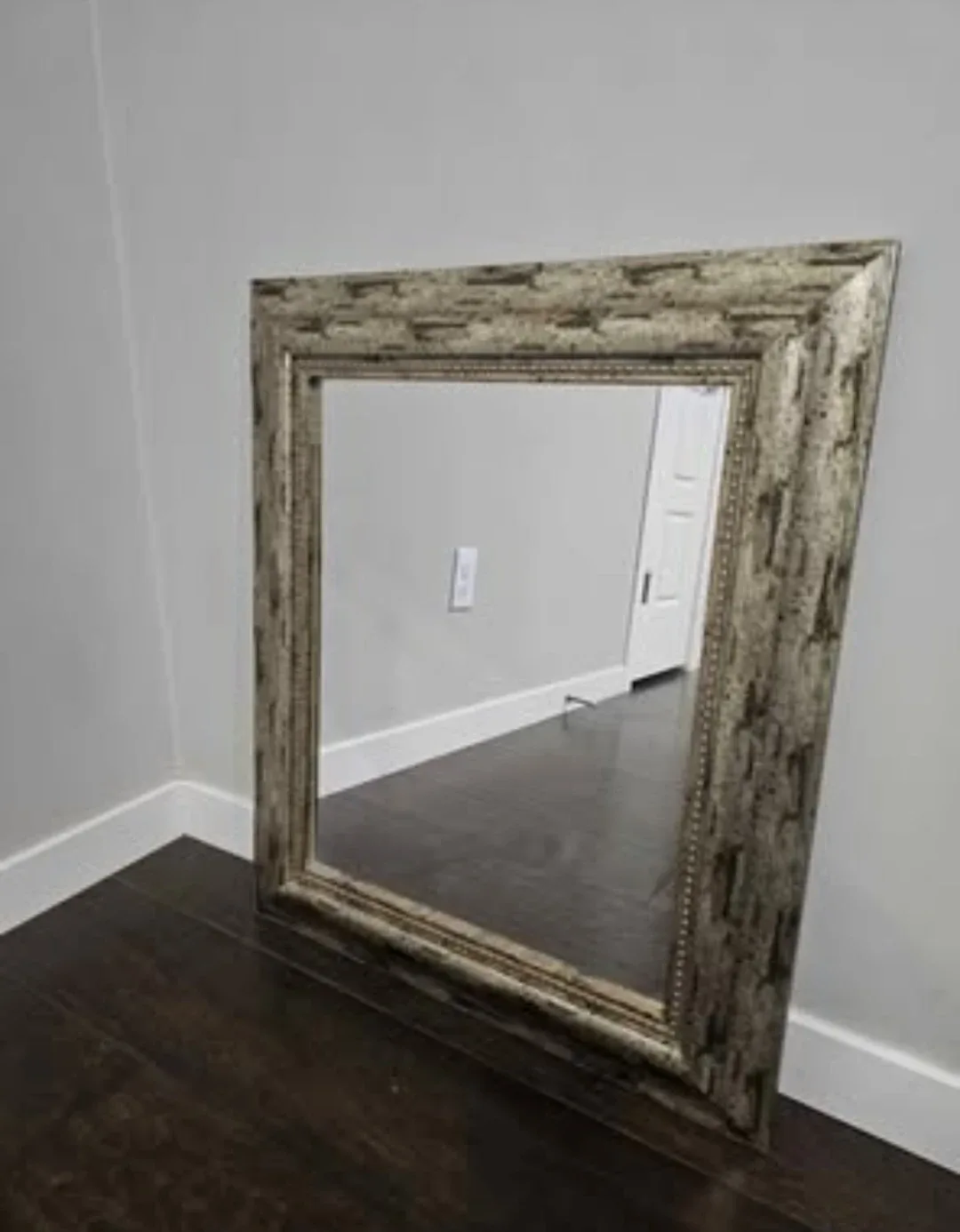 Beautiful mirror size in pictures (like new) image indicator(5)