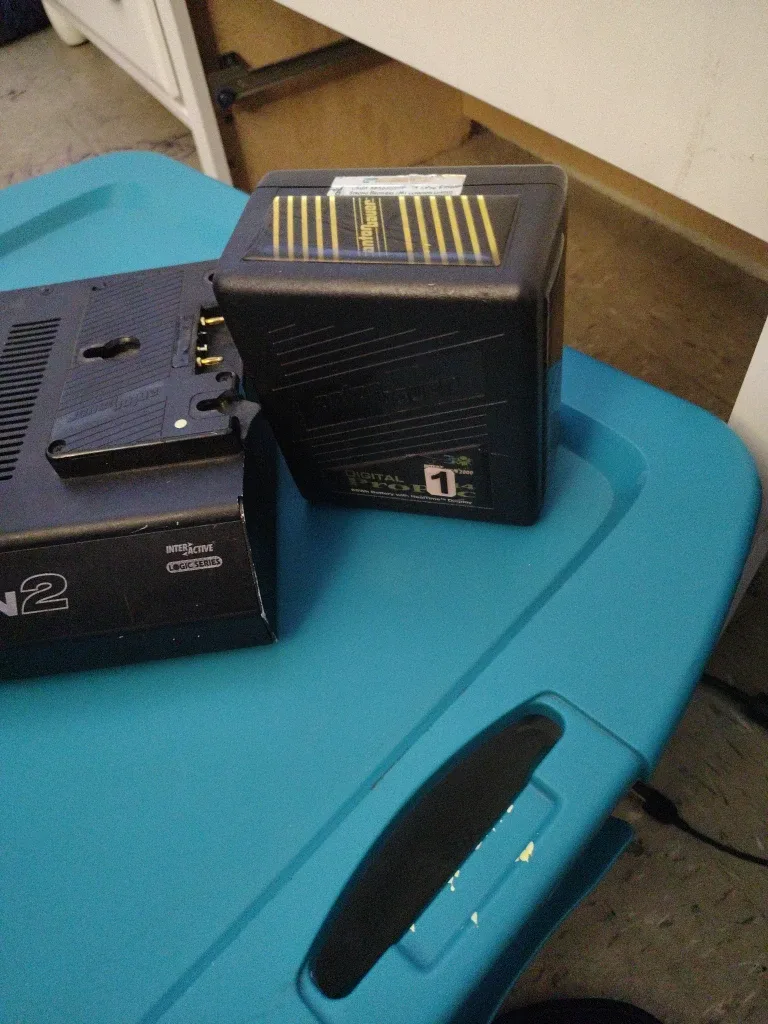 Anton Bauer Titan 2 Battery Charger with 2 battery packs image indicator(2)