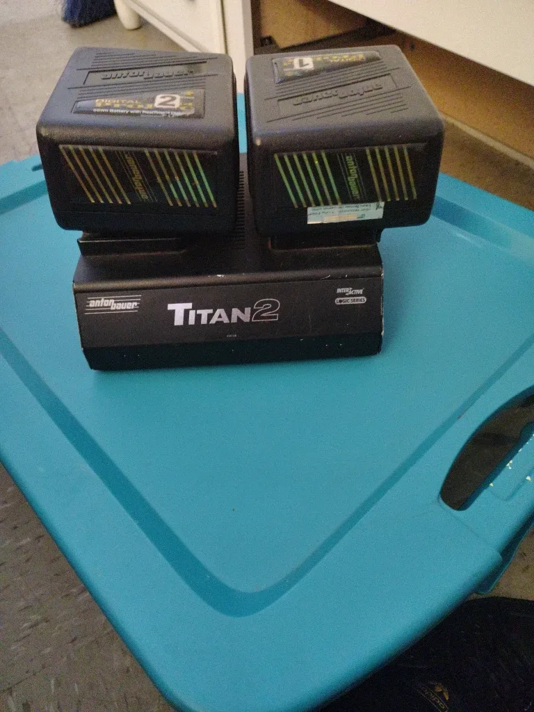 Anton Bauer Titan 2 Battery Charger with 2 battery packs image indicator(4)
