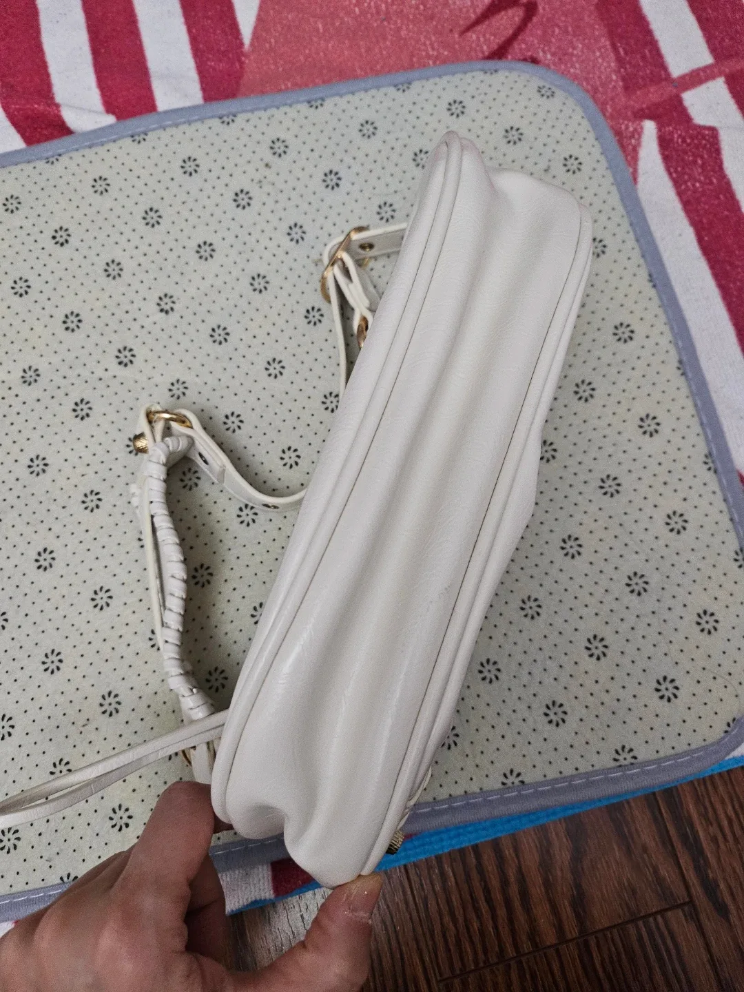 White Shoulder Bag image indicator(4)