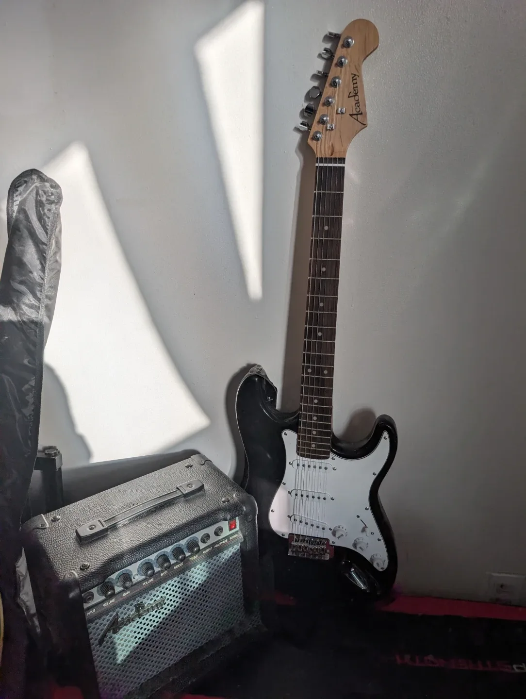 Academy Electric Guitar & GF-15 Amp BRAND NEW image indicator(2)