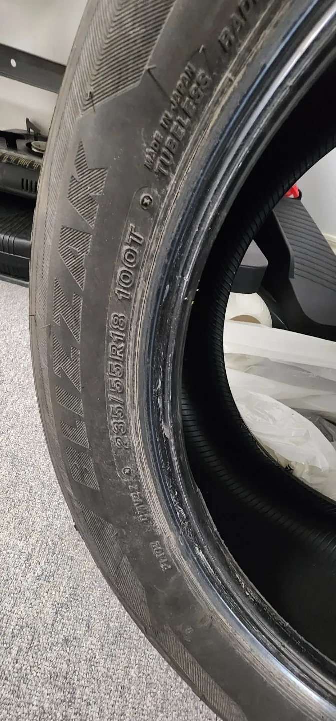 Bridgestone Blizzak DM-V2 235/55R18 WInter Tire image indicator(2)