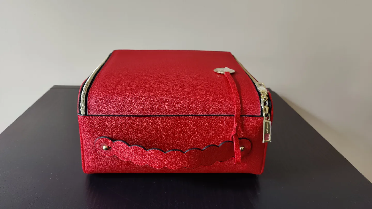 Estee Lauder Red Train Case/Cosmetic bag image indicator(4)