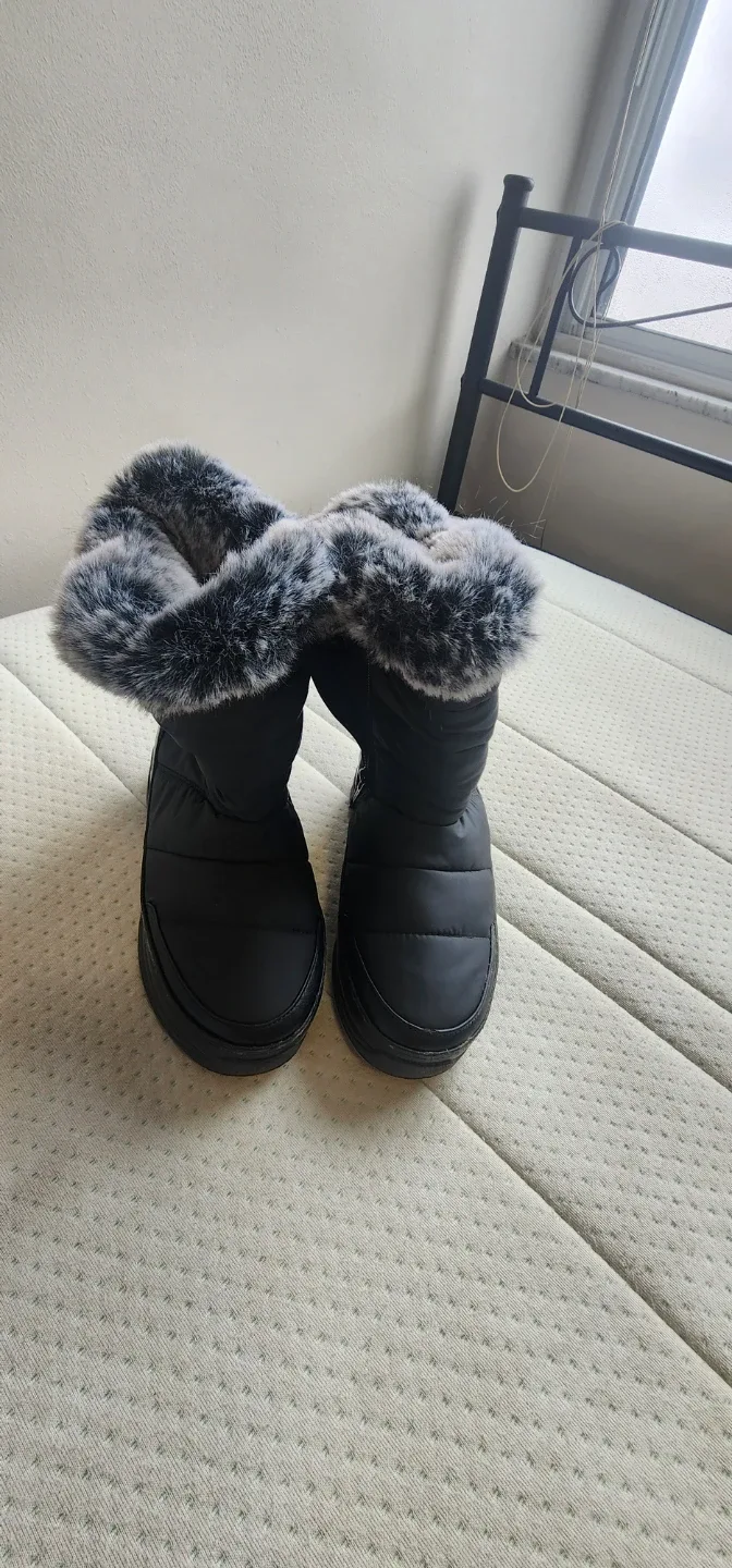 Black Winter Boots with Faux Fur Trim