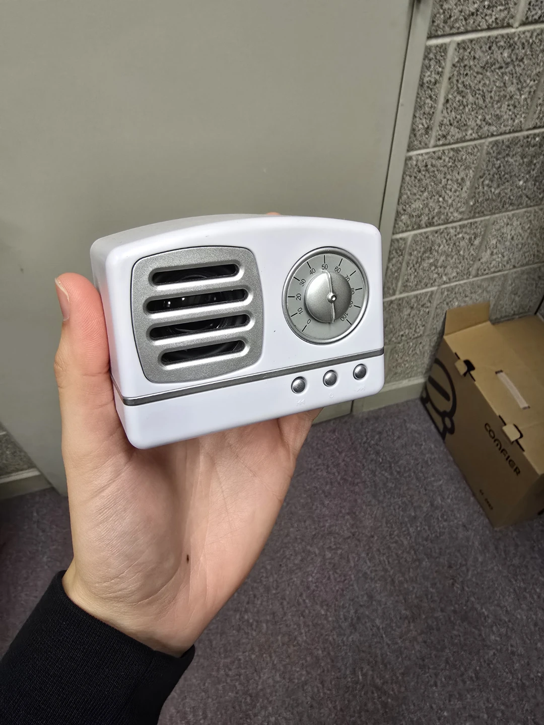 Retro White Mini Radio Speaker