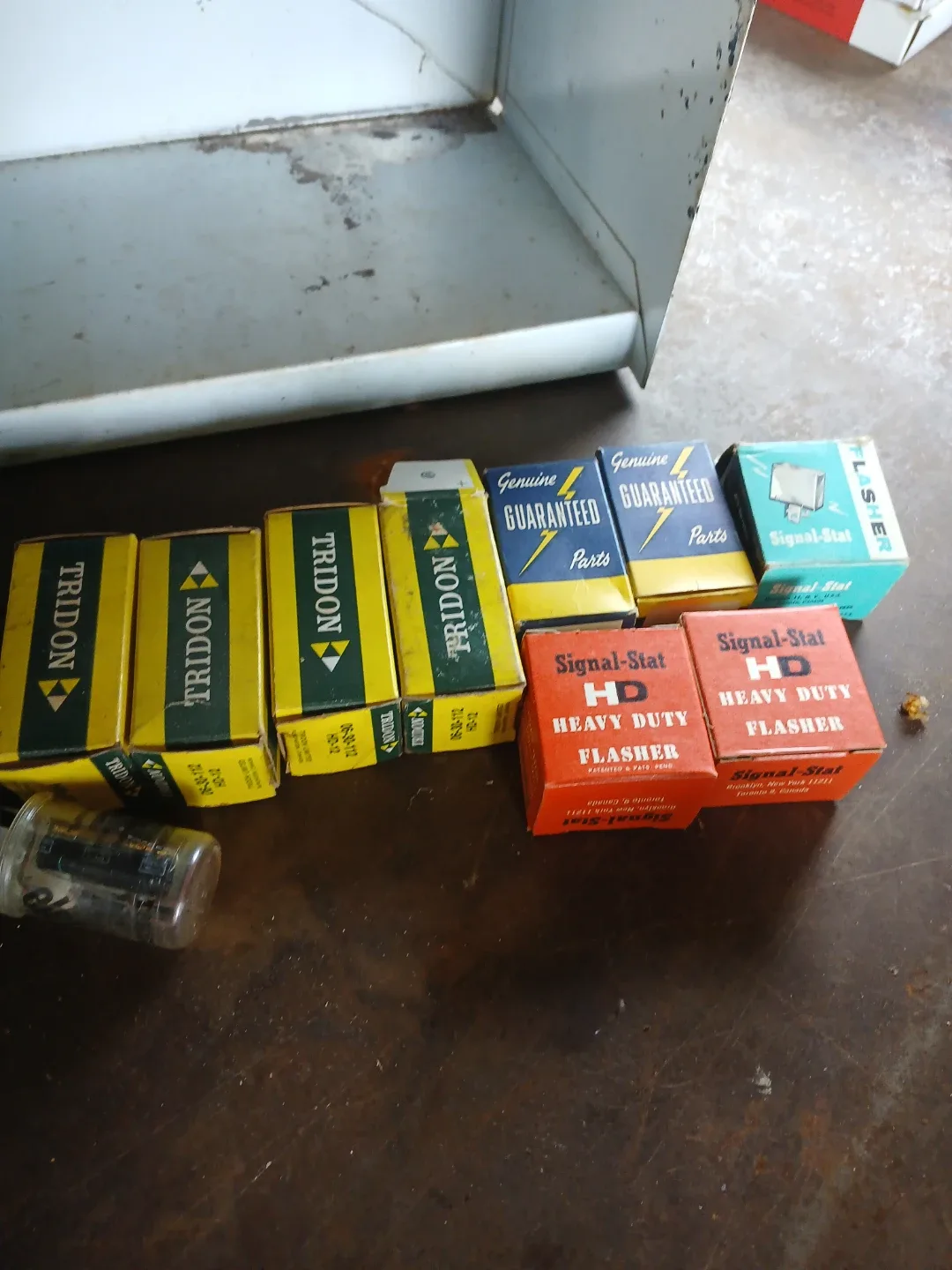 Vintage GE Automotive Bulbs Display Case image indicator(5)