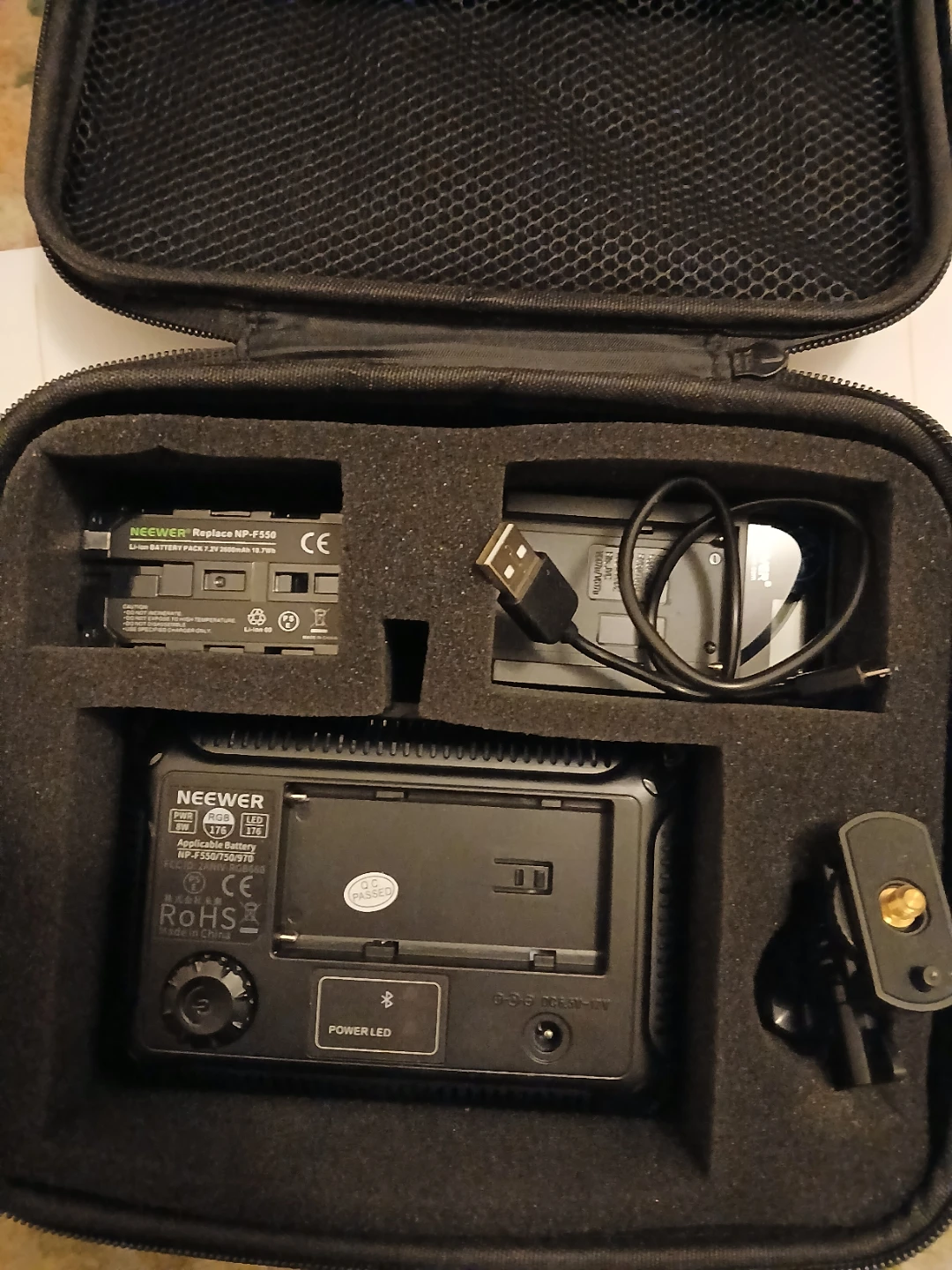 NEEWER LED Video Light with Charger & Accessories - photo 3