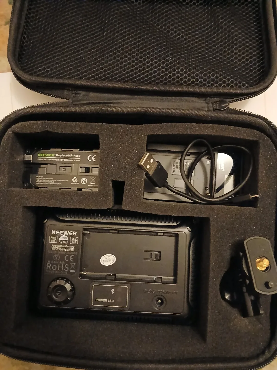 NEEWER LED Video Light with Charger & Accessories image indicator(3)