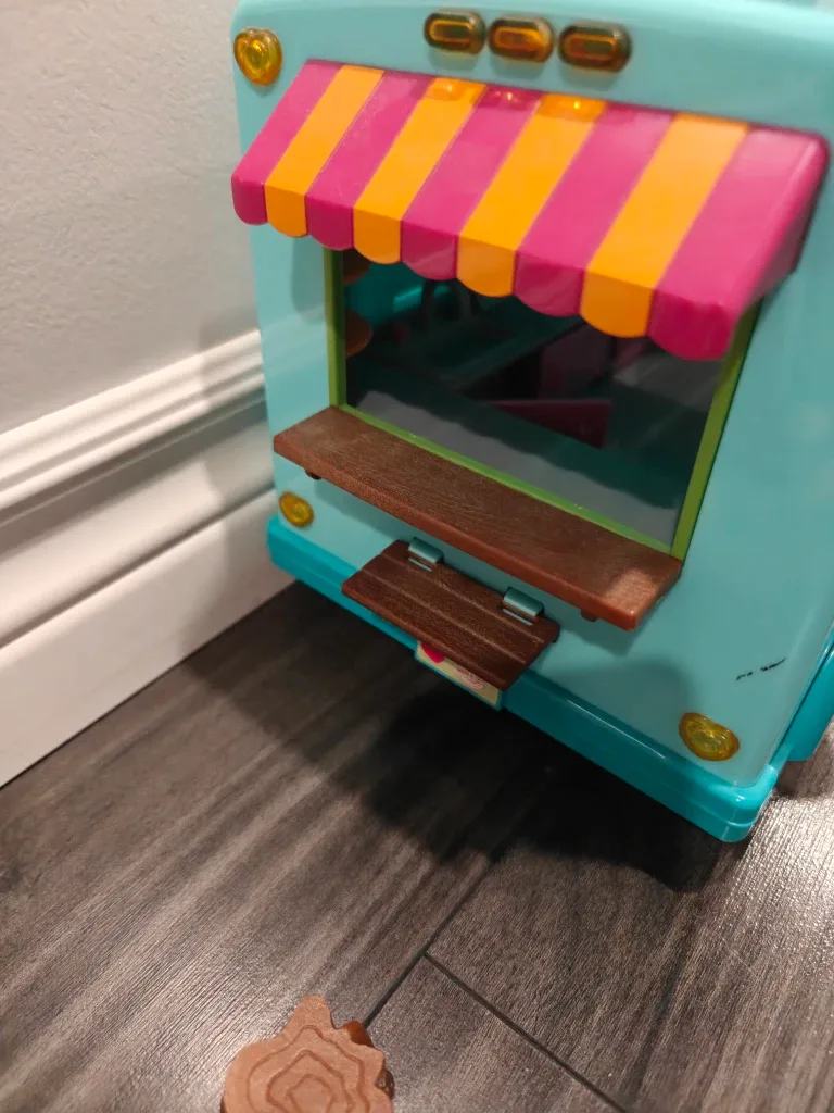 Li'l Woodzeez – Hoppin' Farmers Market Playset with Toy Food  image indicator(2)