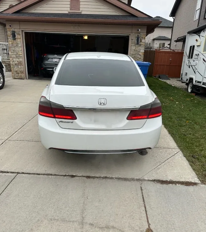 White Honda Accord Sedan image indicator(2)