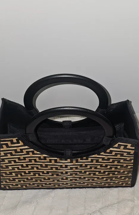 Woven Handbag with Round Handles image indicator(2)
