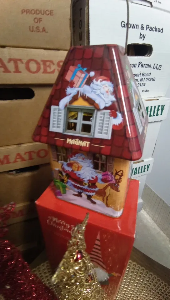 Magnat Christmas House Tin Candle Holder