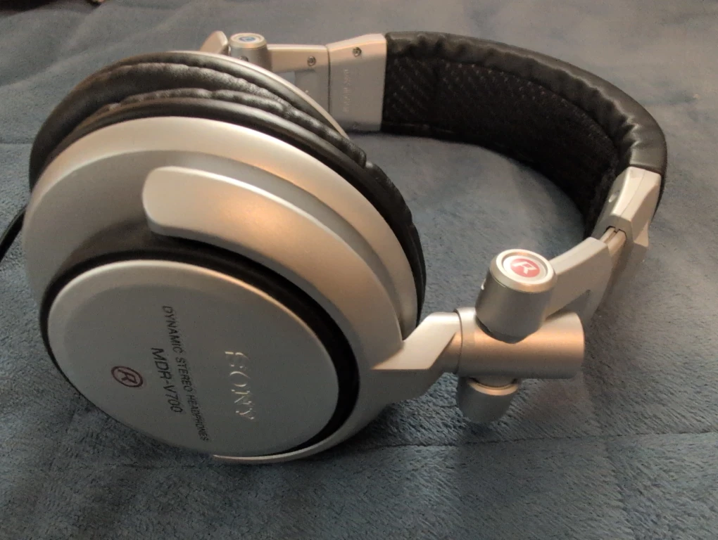 Sony MDR-V700 DJ Style Headphones - photo 2