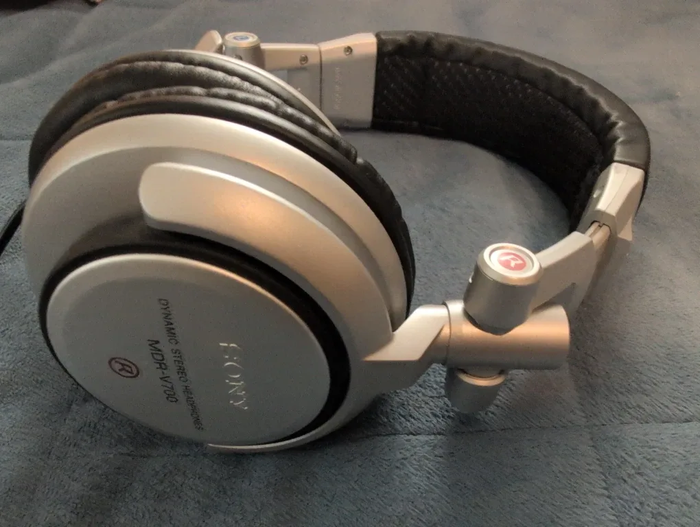 Sony MDR-V700 DJ Style Headphones image indicator(2)