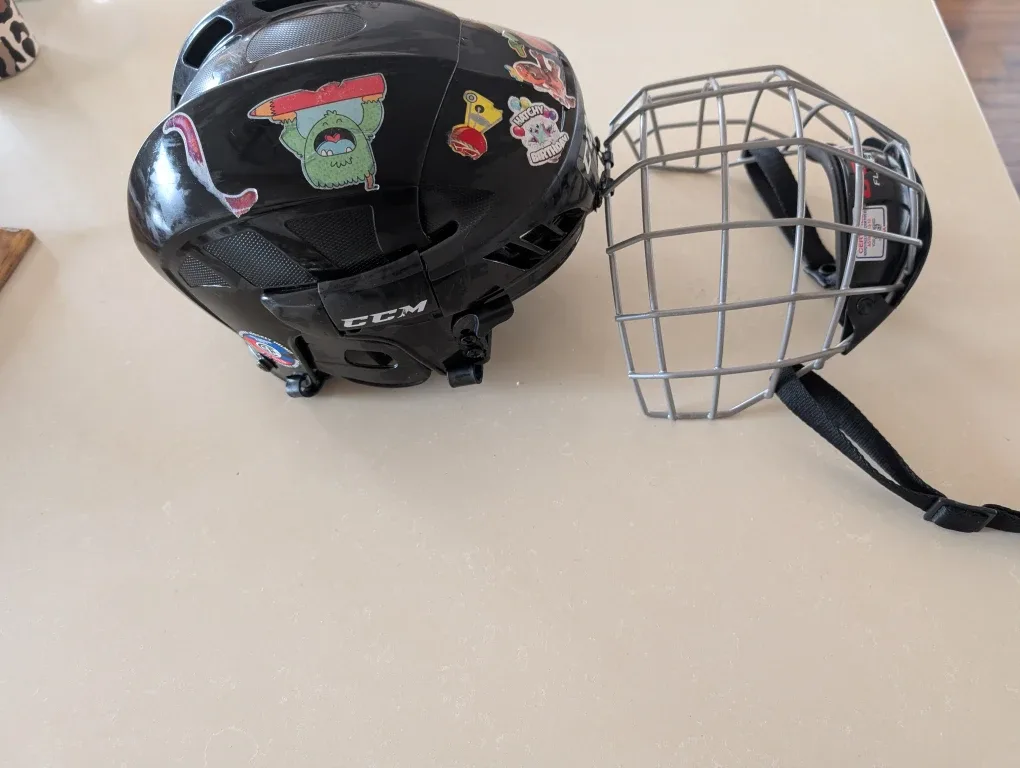 CCM Hockey Helmet with Cage - Size SM-25 image indicator(2)