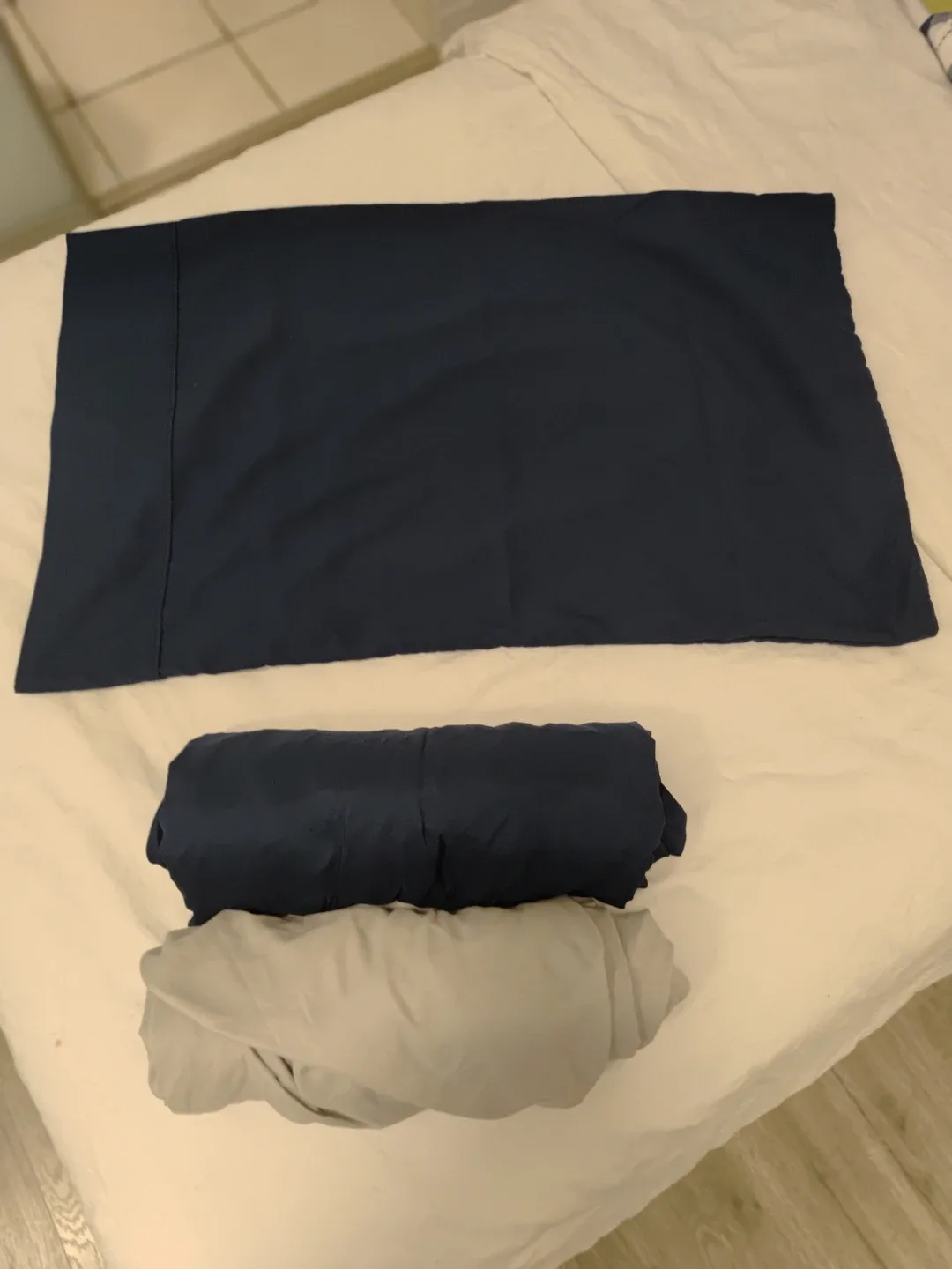 2 fitted Bed Sheets Queen size & Pillow Case image indicator(2)