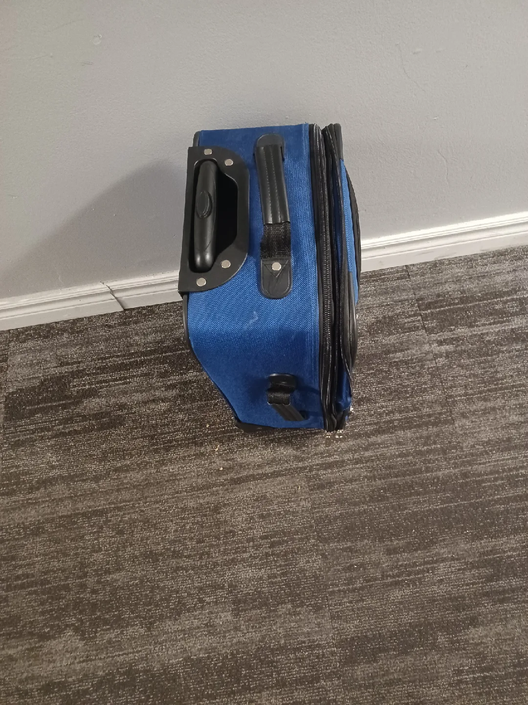 Tracker Blue Carry-On Suitcase image indicator(4)