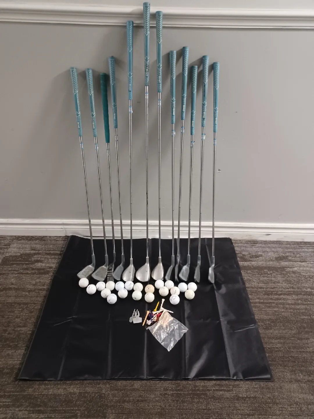 Set of Golf Clubs with Balls & Tees image indicator(3)