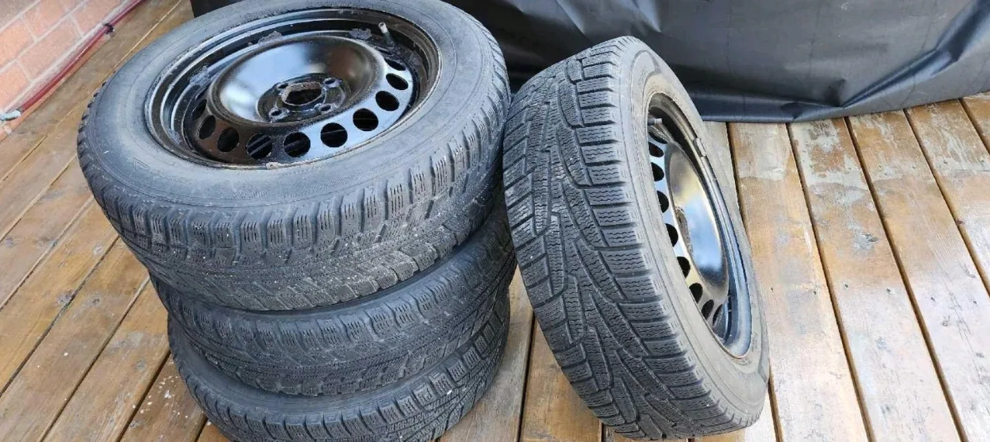 Set of 4 Studless Winter Tires 185/65R15 image indicator(4)