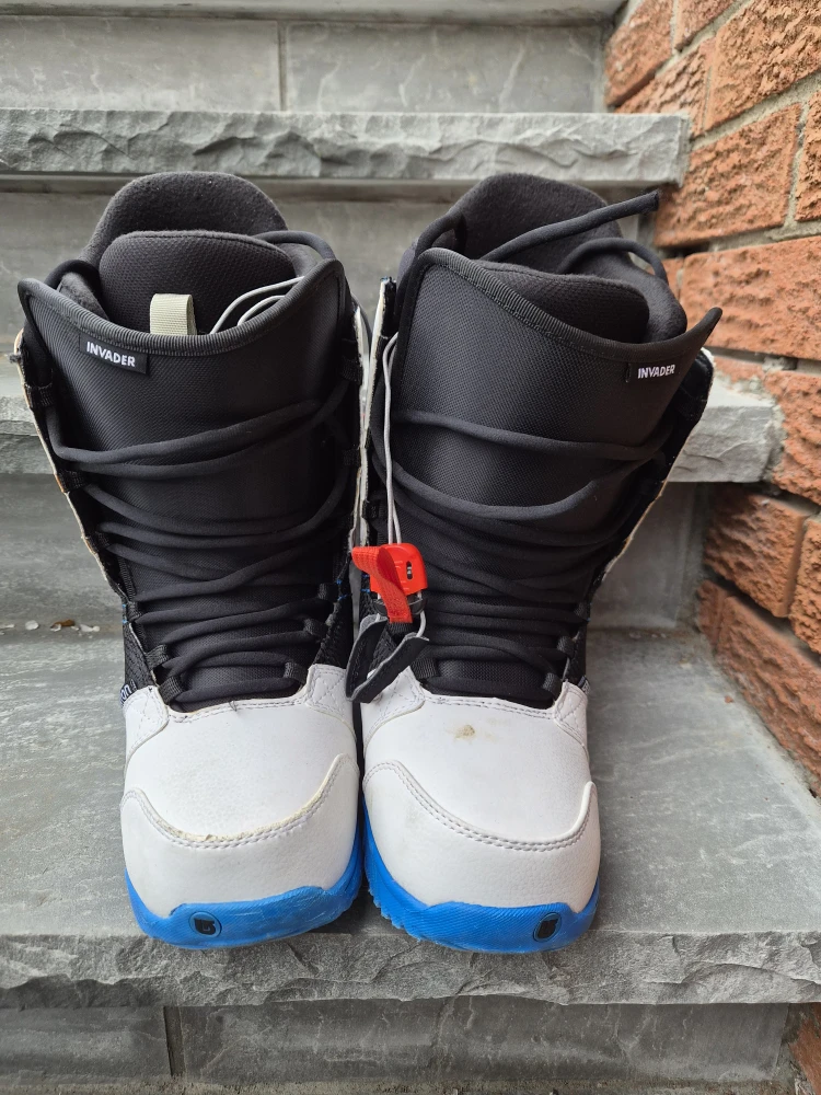 Burton Invader Snowboard Boots - Size 8. Older model but new