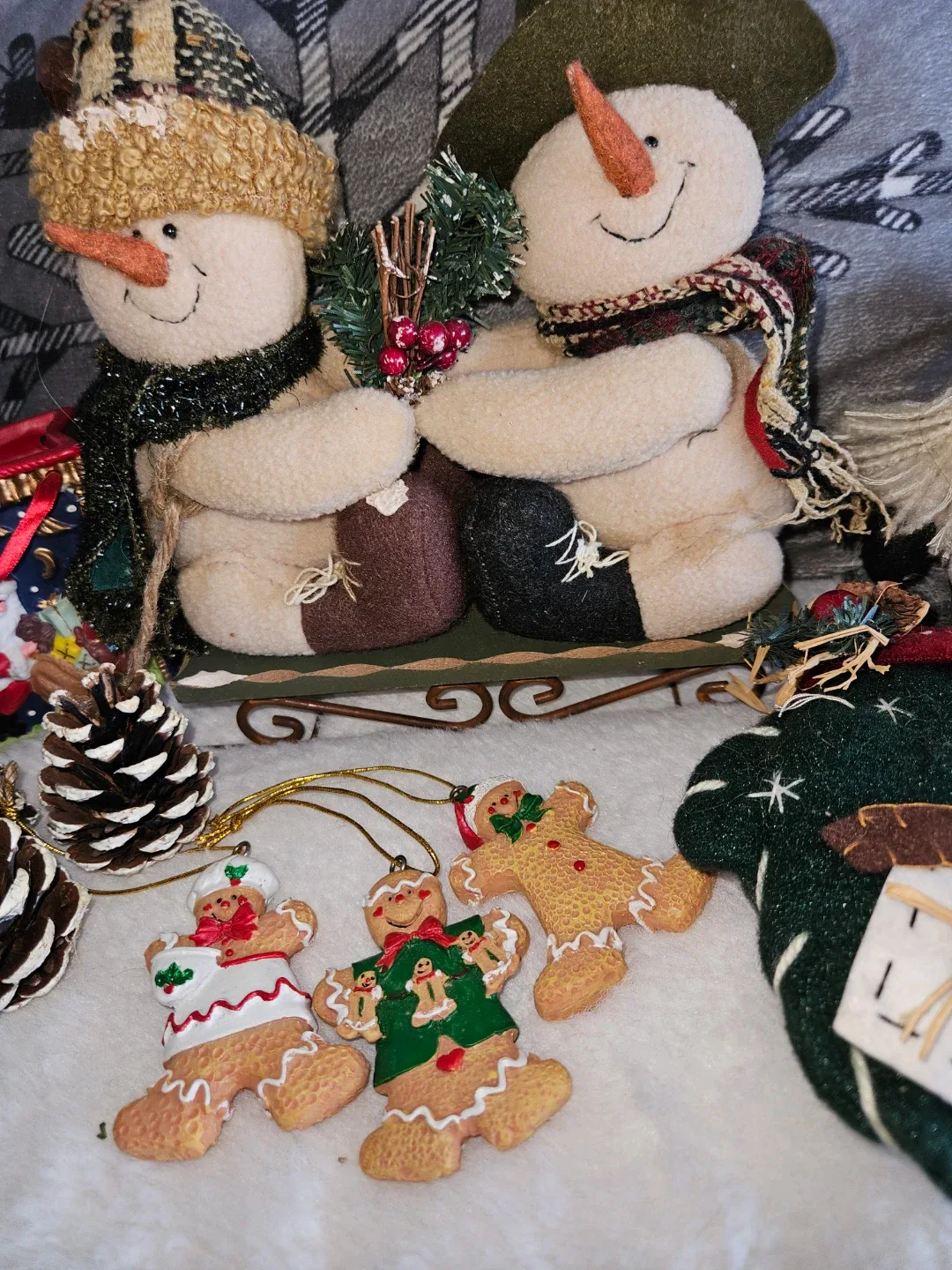 Christmas ornaments and decor image indicator(4)