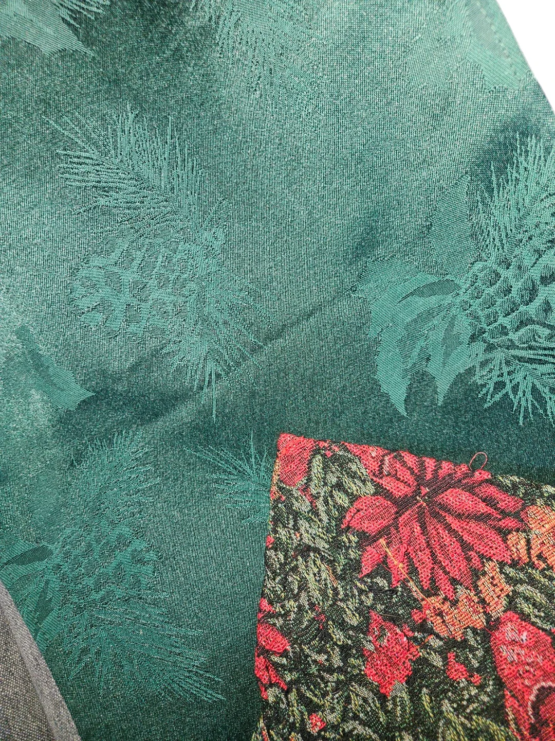 Christmas ornaments and decor image indicator(8)