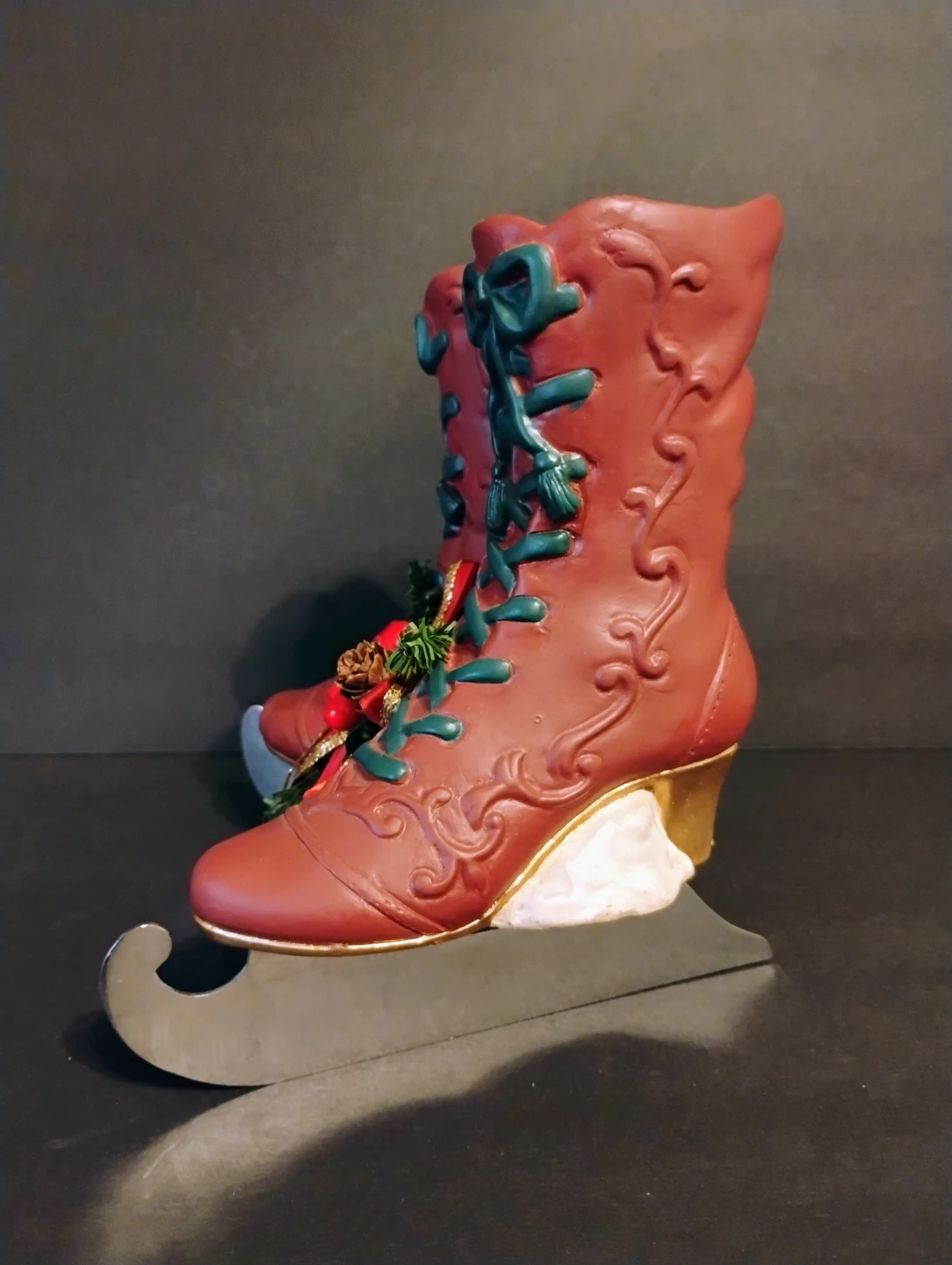 HOUSE OF LLOYD VICTORIAN ERA ICE SKATES MUSIC BOX - photo 2
