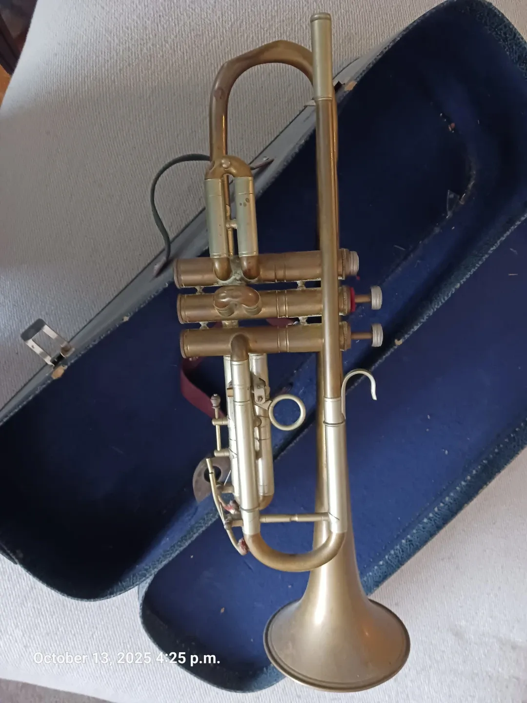 Trumpet with Case image indicator(3)