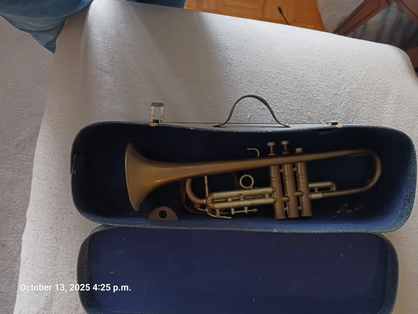 Trumpet with Case image indicator(4)