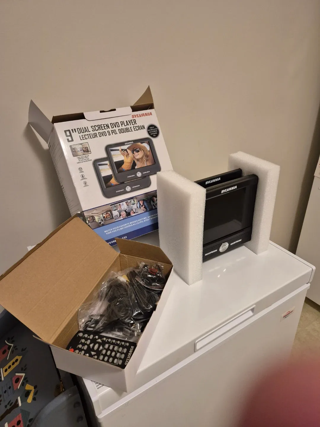 Sylvania 9" Dual Screen DVD Player - Like New! image indicator(7)