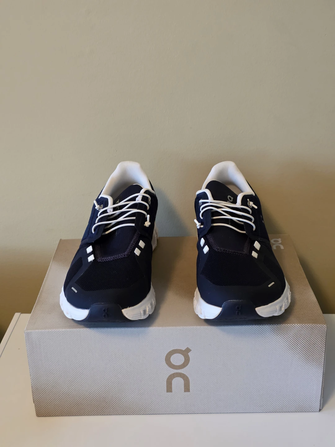 On Cloud 6 Midnight/White - Size 8.5 US