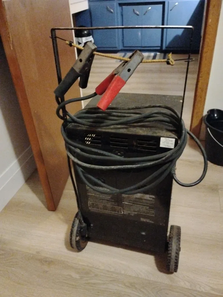 Motomaster Battery Charger 40/2/200 AMR-12V image indicator(3)