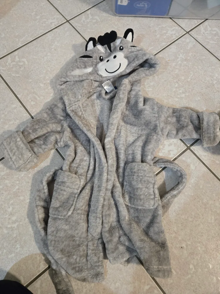 winter boots and a robe image indicator(2)