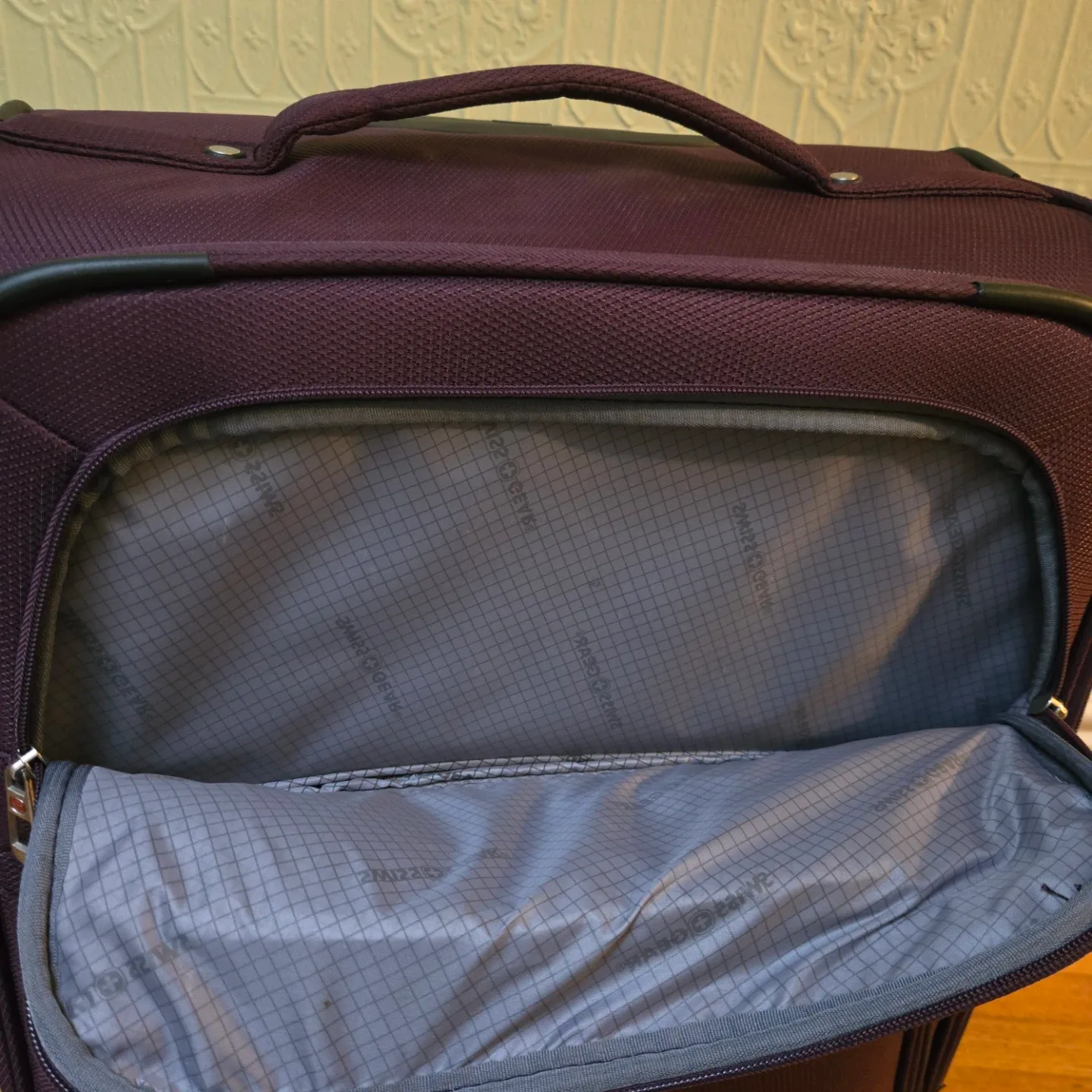 Swiss Gear Purple Suitcase image indicator(8)
