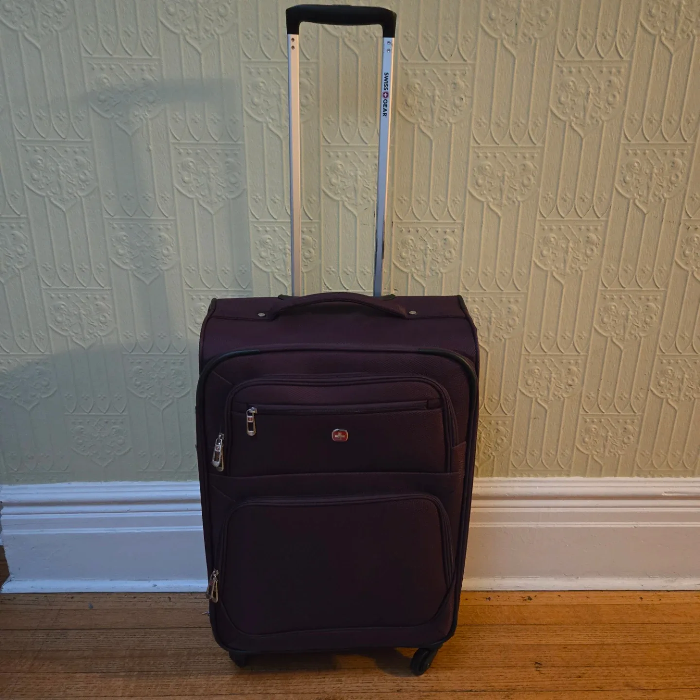 Swiss Gear Purple Suitcase image indicator(10)