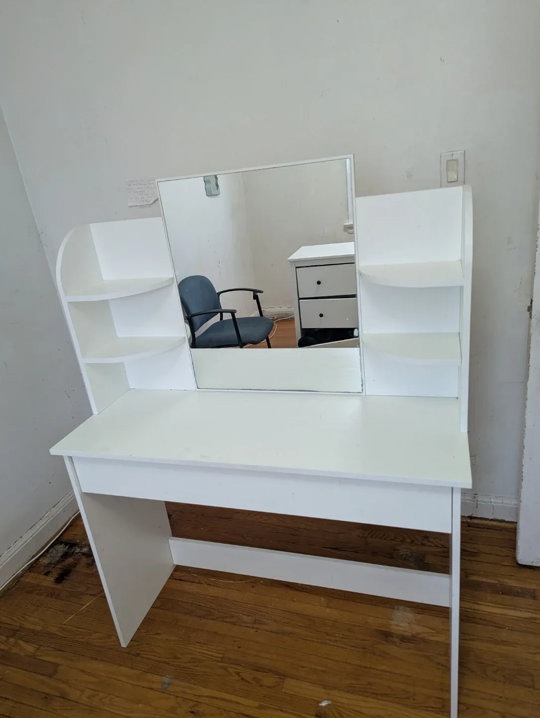 White Vanity Table with Mirror image indicator(2)