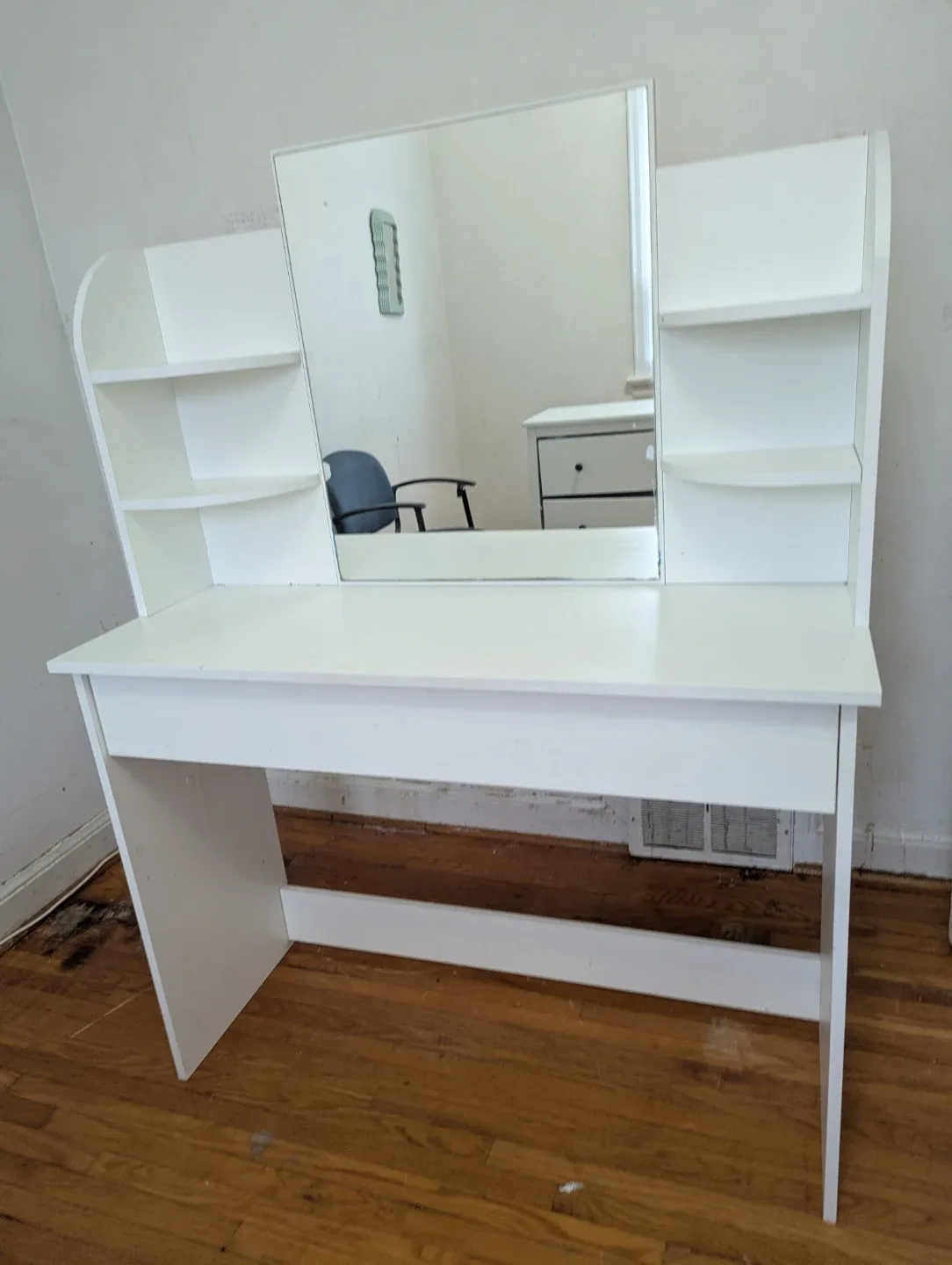 White Vanity Table with Mirror image indicator(3)