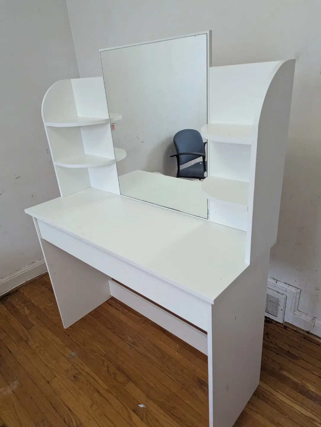 White Vanity Table with Mirror image indicator(4)