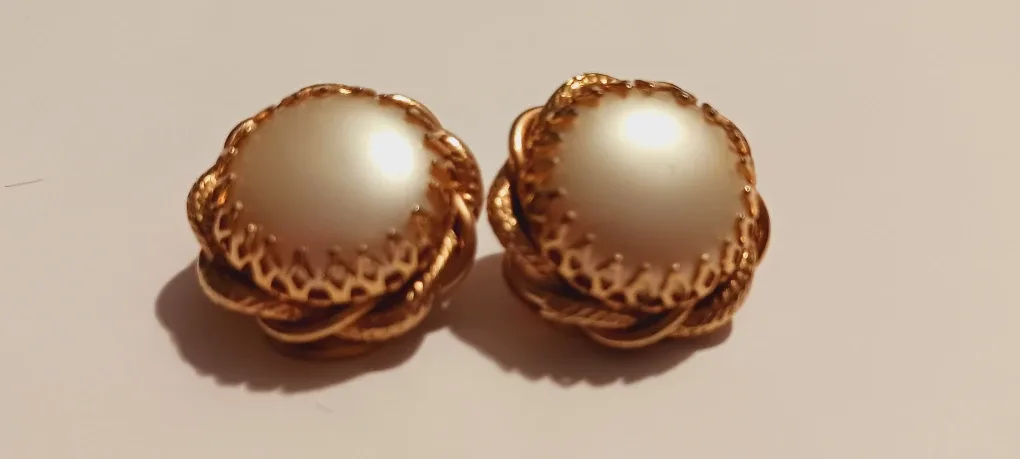 Beautiful Vintage Gold Tone Pearl Clip On Earrings image indicator(3)