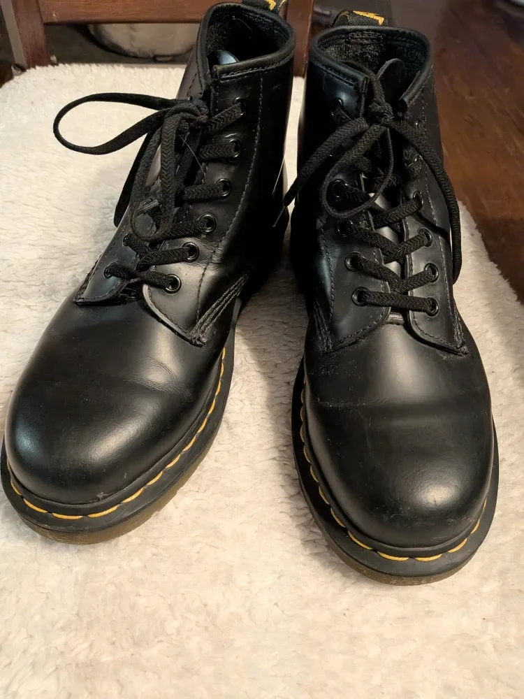 Dr. Martens Black Leather Boots sz 38 Excellent condition image indicator(3)