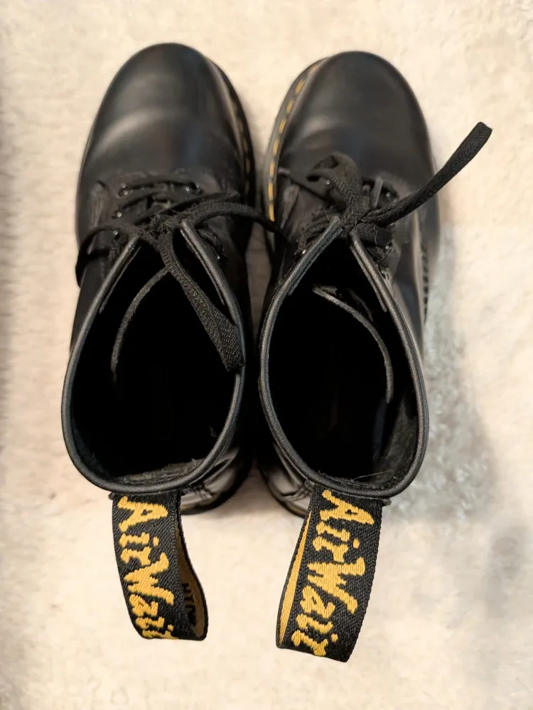Dr. Martens Black Leather Boots sz 38 Excellent condition image indicator(4)