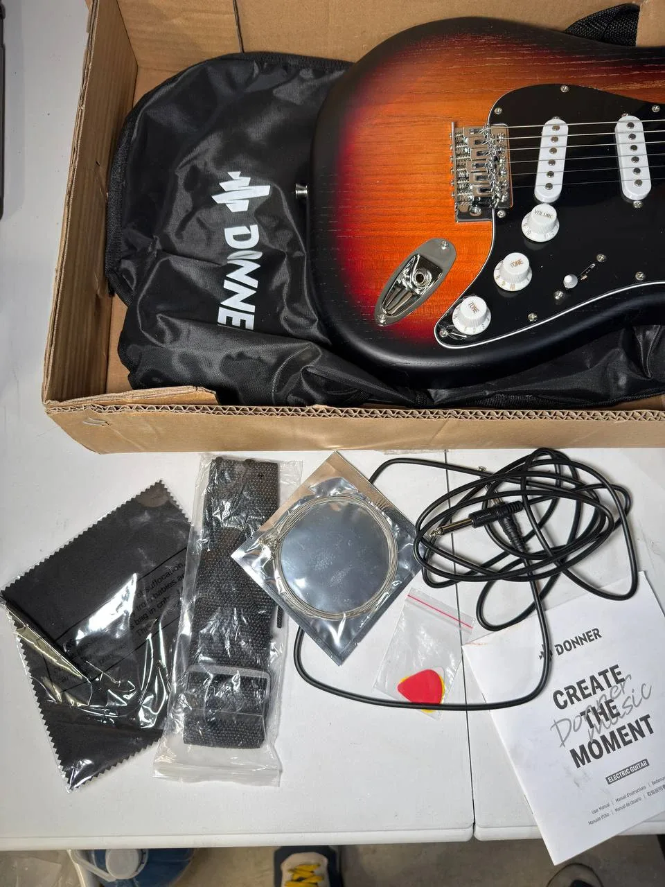 DONNER DST-80 Electric Guitar 39” Beginner Electric Guitar Kit image indicator(8)